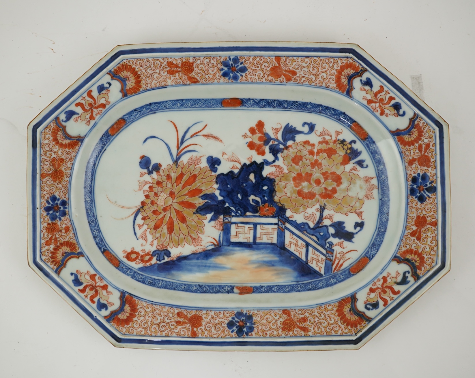 A Chinese export Imari canted rectangular serving dish, early 18th century